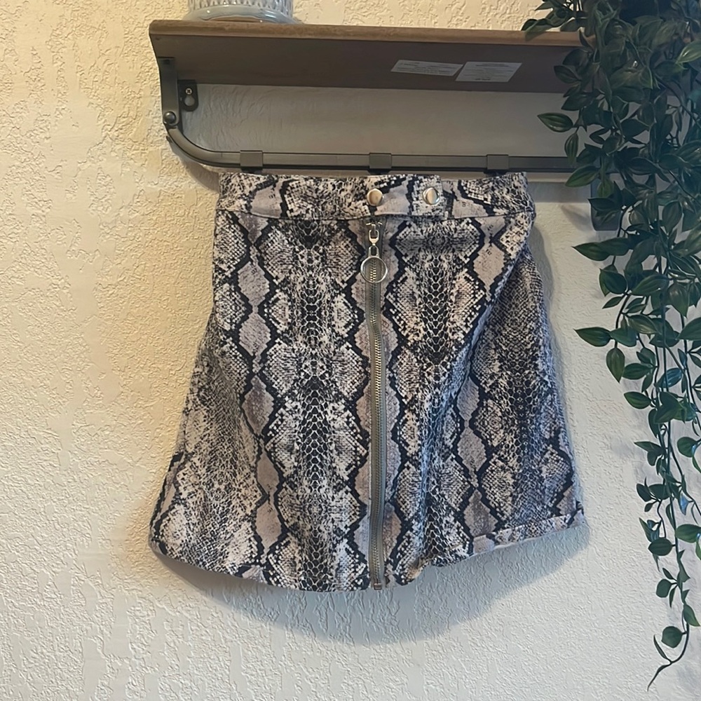 Snake skin skirt, zip up, like new
